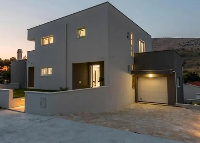 Modern & Stylish With Private Pool Tugare