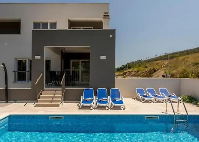 Villa Modern & Stylish With Private Pool Tugare