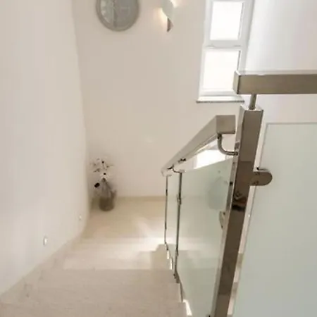 Modern & Stylish With Private Pool