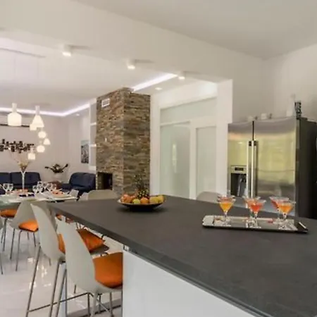 Modern & Stylish With Private Pool