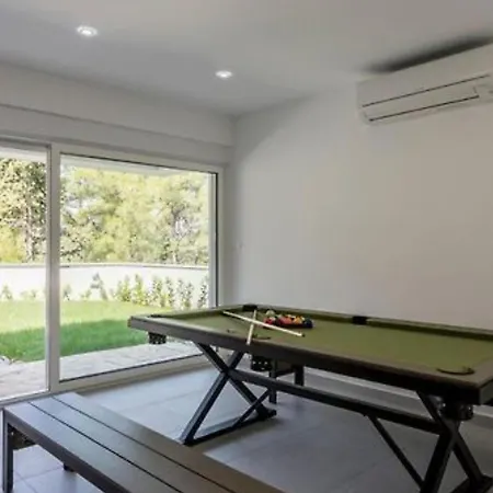 Modern & Stylish With Private Pool Tugare