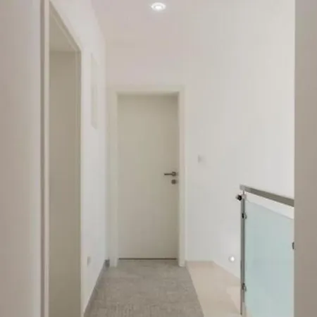 Modern & Stylish With Private Pool