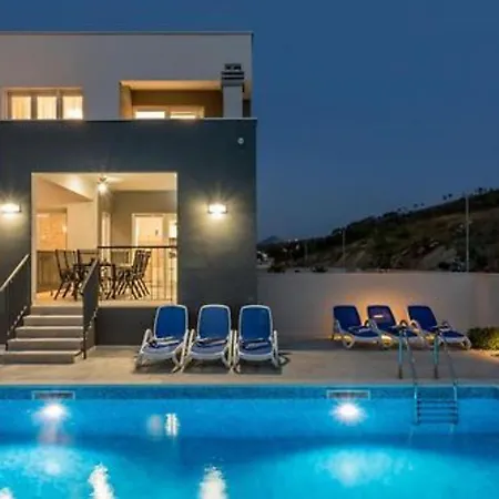 Modern & Stylish With Private Pool 빌라 Tugare