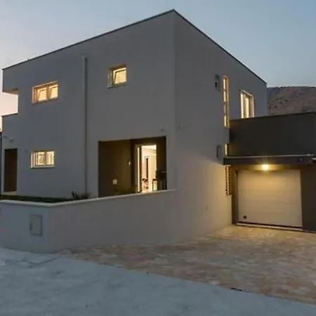 Modern & Stylish With Private Pool Tugare