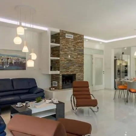 Modern & Stylish With Private Pool