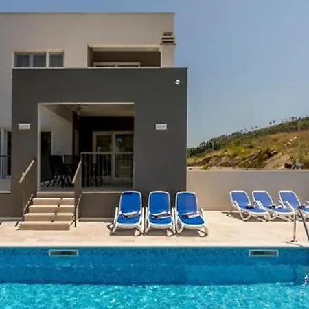 빌라 Modern & Stylish With Private Pool Tugare