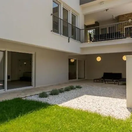 Modern & Stylish With Private Pool *