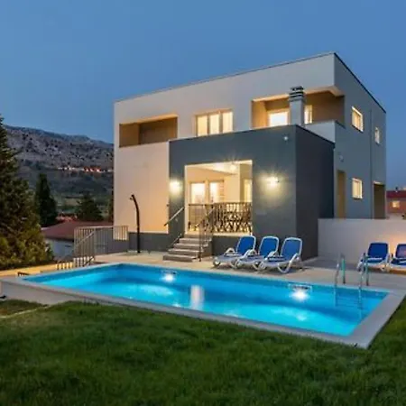 Modern & Stylish With Private Pool Tugare