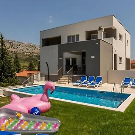 Modern & Stylish With Private Pool * Tugare