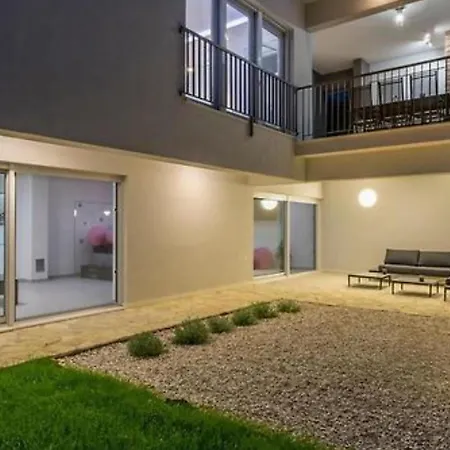 Modern & Stylish With Private Pool