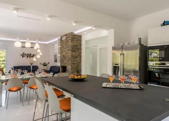 Modern & Stylish With Private Pool