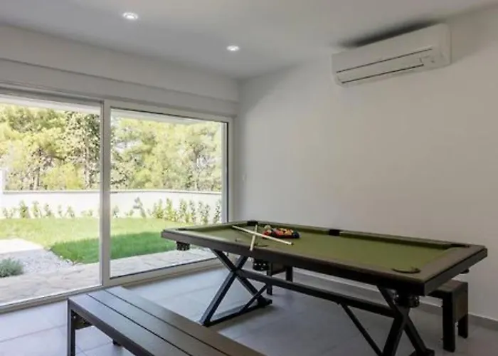 Modern & Stylish With Private Pool Tugare
