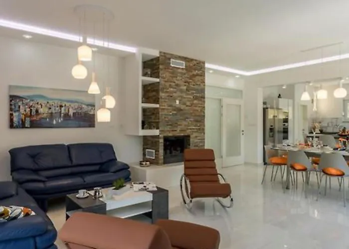 Modern & Stylish With Private Pool
