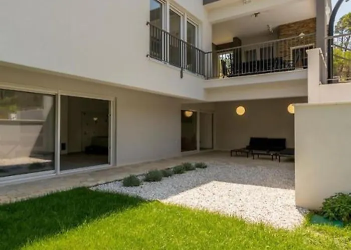 Modern & Stylish With Private Pool *