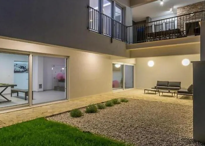 Modern & Stylish With Private Pool